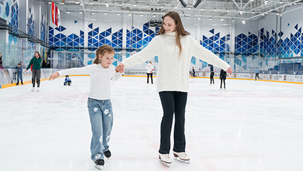 Катание на крытой ледовой площадке