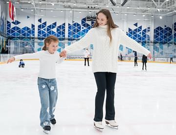 Катание на крытой ледовой площадке